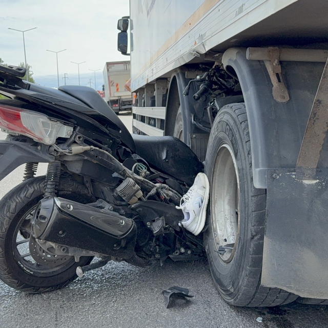 Motosiklet kamyonun tekerleri arasına ok gibi saplandı: Emekli komiser yard...