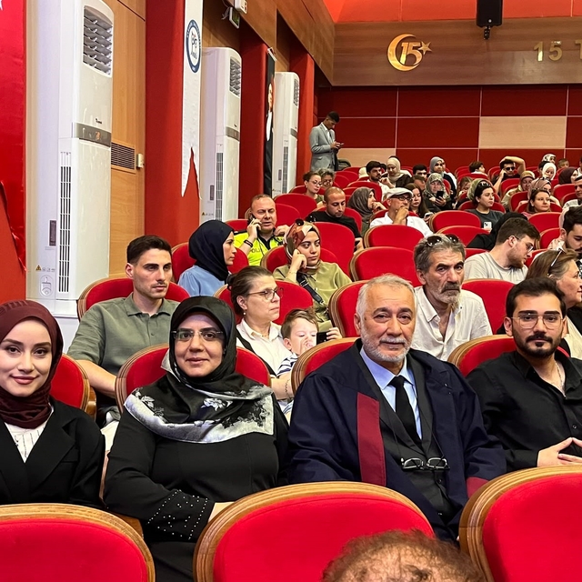 Karabük Üniversitesi'nde örnek başarı hikayesi: Baba ve kızı aynı gün diplo...
