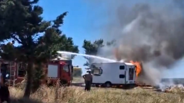 Park halindeki 2 karavan alev alev yandı; o anlar kamerada