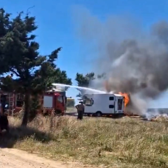Park halindeki 2 karavan alev alev yandı; o anlar kamerada