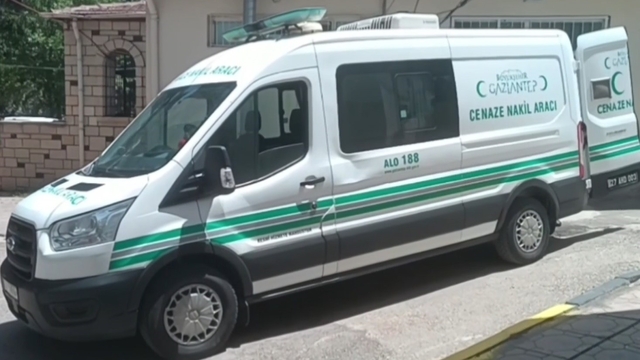 Gömleği ağaca takılınca düştü, kullandığı traktörün altında hayatını kaybetti