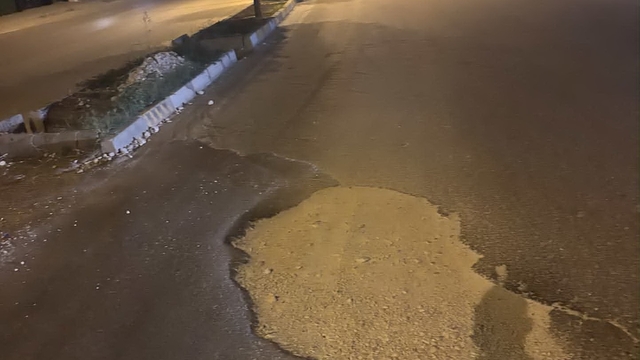 Yolun ortasındaki çukur kazaya davetiye çıkarıyor