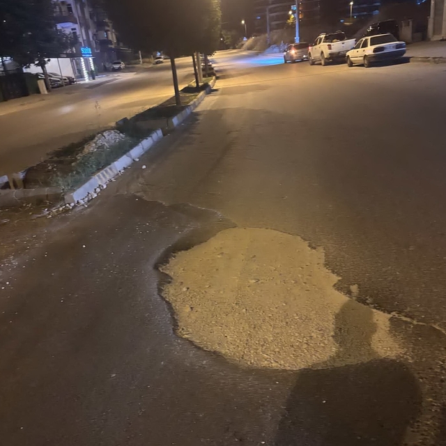 Yolun ortasındaki çukur kazaya davetiye çıkarıyor
