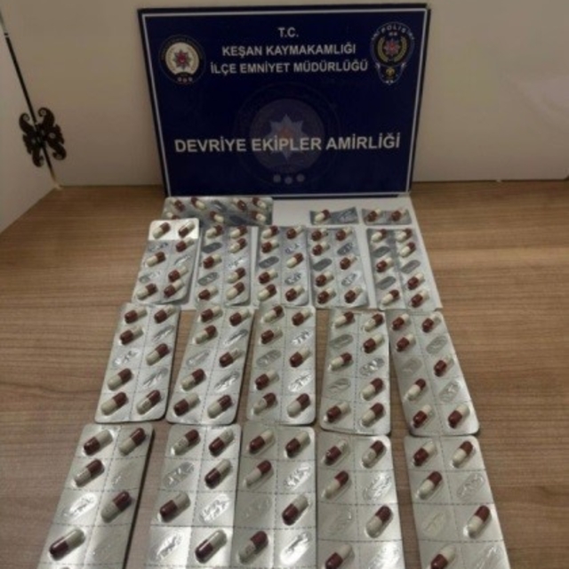 Keşan'da bir şüphelinin üzerinde 115 sentetik ecza ele geçirildi