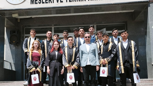 Kars'ta Veteriner Sağlık Teknisyenleri mezuniyet sevinci yaşadı