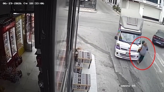 Kamyonetin çarptığı kadın ağır yaralandı, sürücü tutuklandı; kaza kamerada