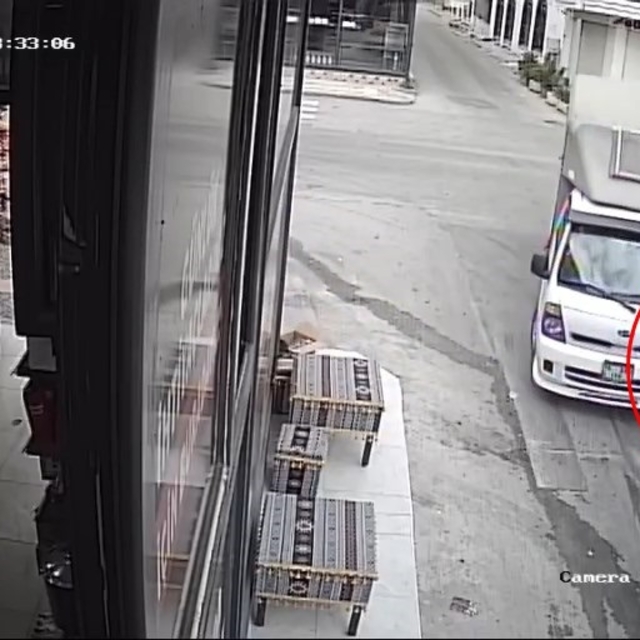 Kamyonetin çarptığı kadın ağır yaralandı, sürücü tutuklandı; kaza kamerada
