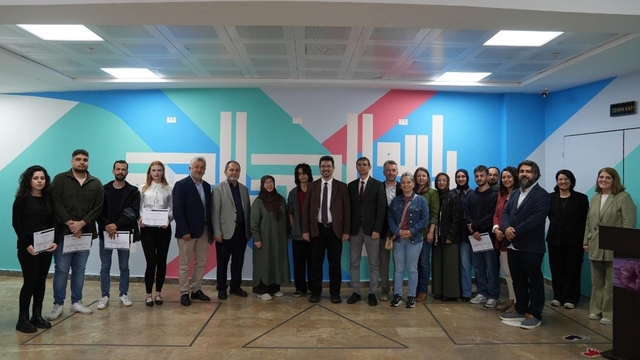 Üniversiteli gençler okul duvarlarını sanatla buluşturdu