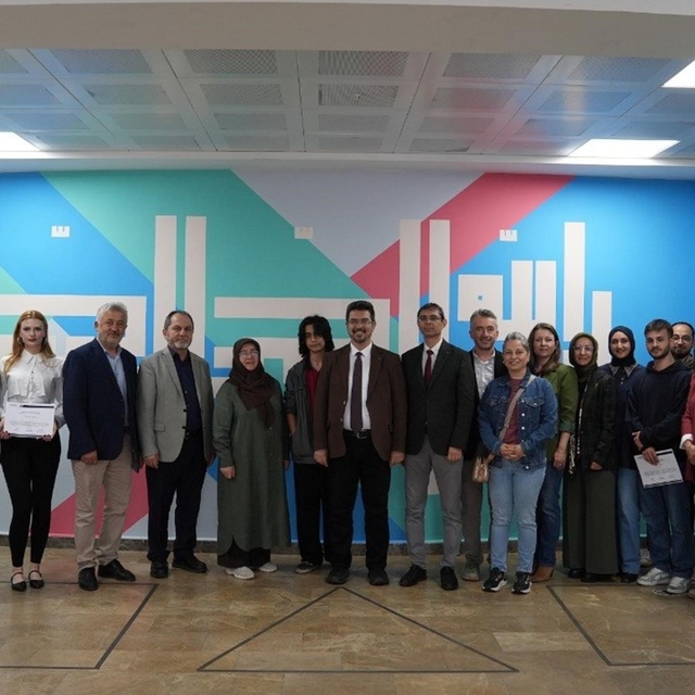 Üniversiteli gençler okul duvarlarını sanatla buluşturdu