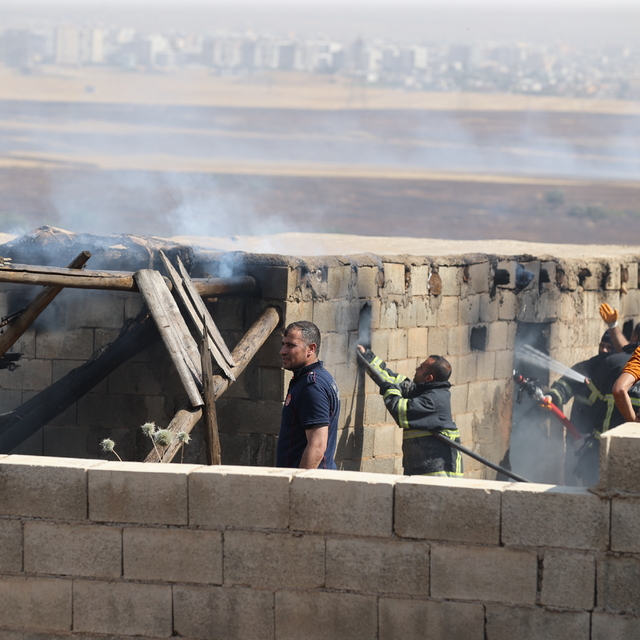 Mardin'de çıkan anız yangınına müdahale ediliyor