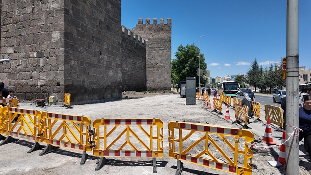 Kayseri'de Cumhuriyet Meydanı'nda başlatılan yenileme çalışmaları sürüyor