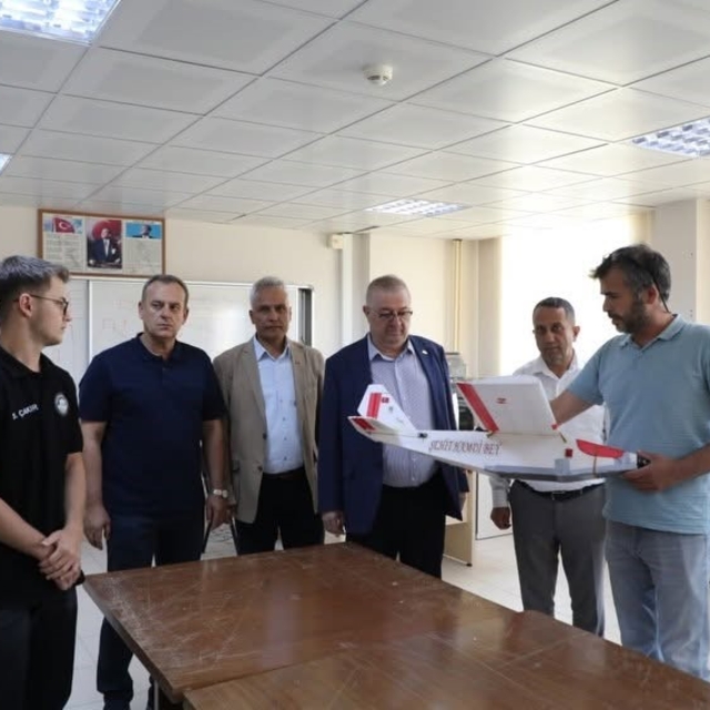 Edremit Anadolu İmam Hatip Lisesinin dünya şampiyonu İHA takımlarına Başkan...