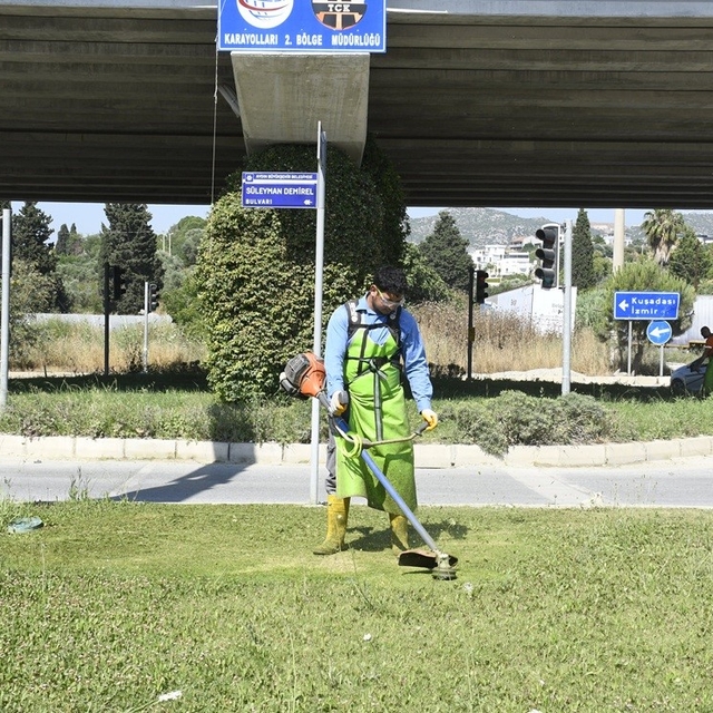 Kuşadası'nda yeşil alanlar bakıma alındı