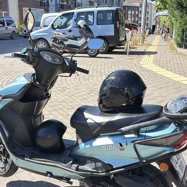 Kamyondan yola dökülen mazot, kazaya neden oldu