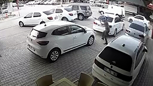 Oto galeriye silahlı saldırı kamerada; çok sayıda araca kurşun isabet etti