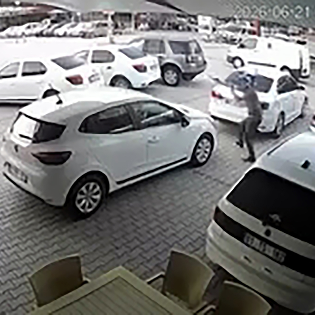Oto galeriye silahlı saldırı kamerada; çok sayıda araca kurşun isabet etti