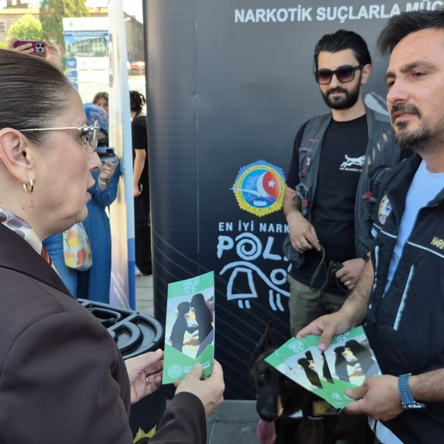 Vali çocuklarla çizgi film izledi, dijital bağımlılığa karşı uyardı