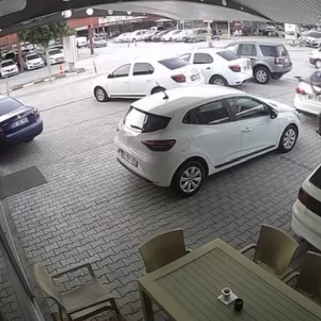 Adana'da oto galericiler sitesinde silahlı saldırı: Çok sayıda araç zarar g...