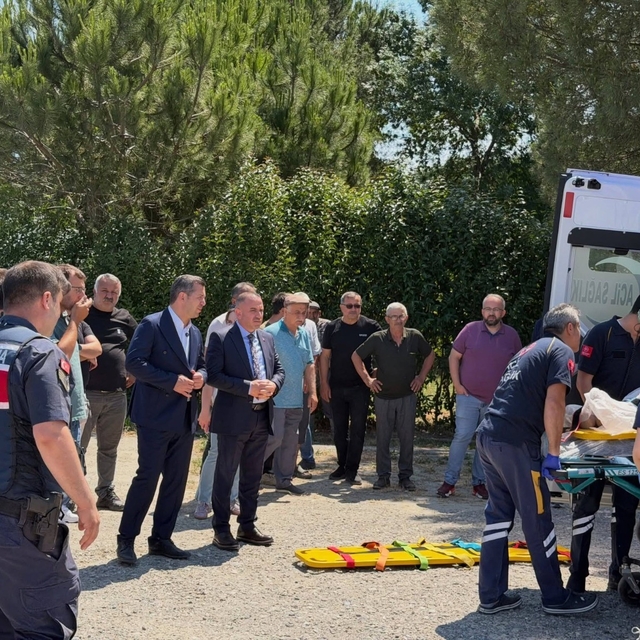 Alaçam'da traktör devrildi: Yaralı sürücü ambulans helikopterle sevk edildi