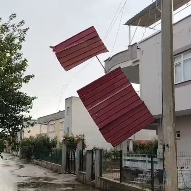 Adana'nın kuzey ilçelerinde kuvvetli rüzgar etkili oldu
