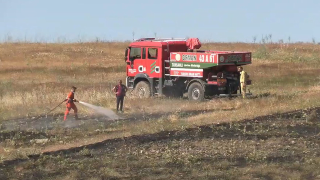Tarlada hasat yapılırken çıkan yangında 15 dönüm ekili alan zarar gördü