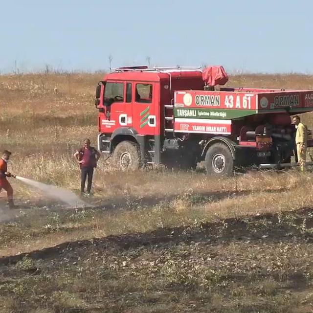 Tarlada hasat yapılırken çıkan yangında 15 dönüm ekili alan zarar gördü