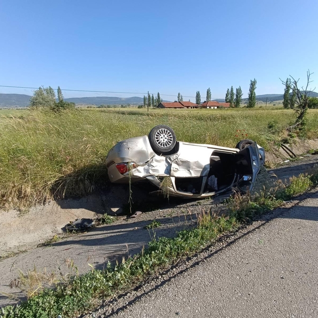 Afyonkarahisar'da şarampole devrilen otomobildeki 1 kişi öldü, 3 kişi yaral...