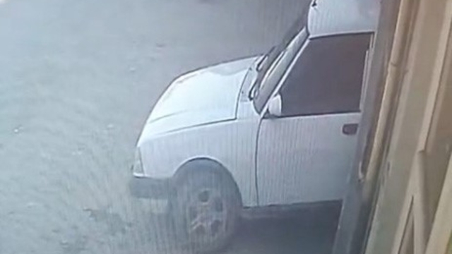 Tamir etmek istediği otomobilin altında kaldı
