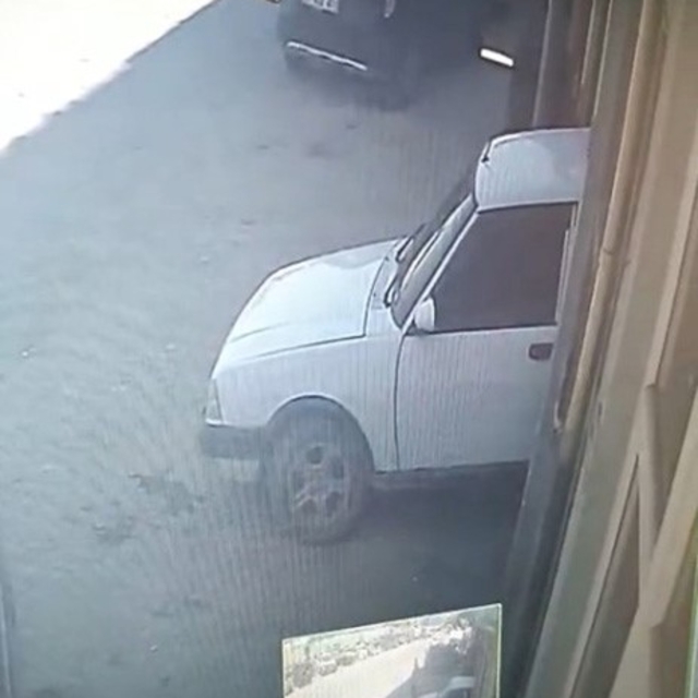 Tamir etmek istediği otomobilin altında kaldı