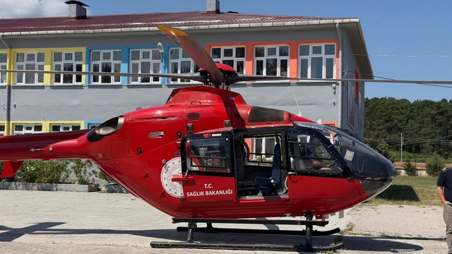 Traktör kazasında yaralanan çiftçi ambulans helikopterle hastaneye sevk edildi