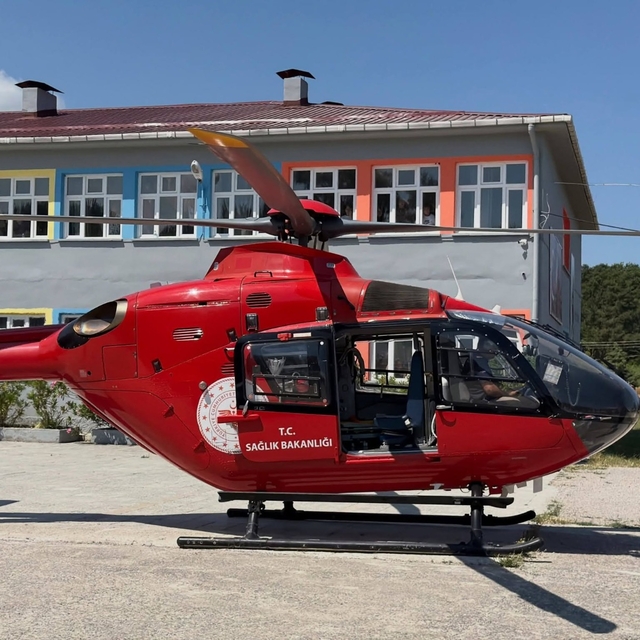 Traktör kazasında yaralanan çiftçi ambulans helikopterle hastaneye sevk edi...