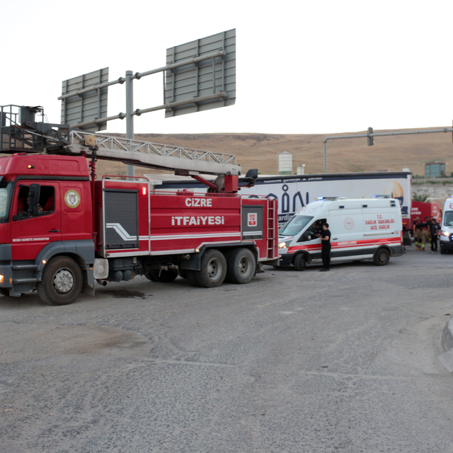 Şırnak'ta iki tırın çarpıştığı kazada sürücüler yaralandı