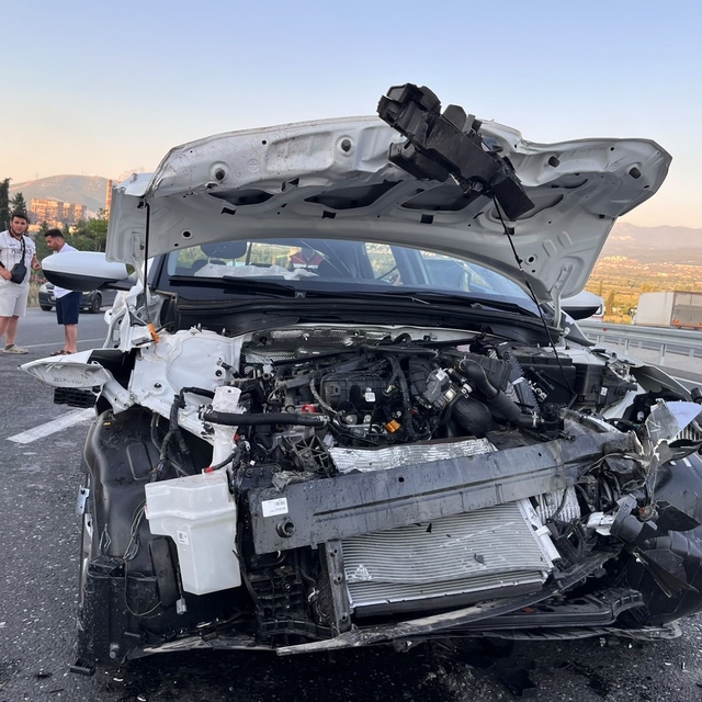 Yatağan'da tıra çarpan otomobil hurdaya döndü: 2 yaralı