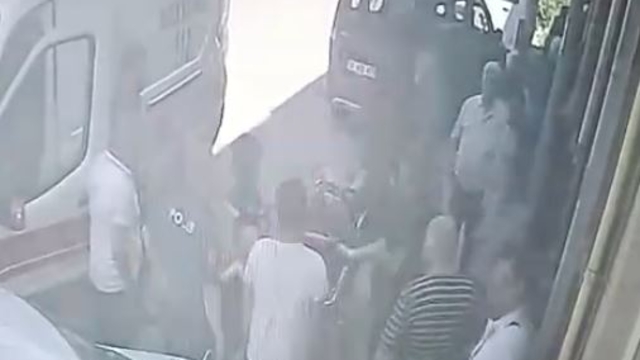 Kaporta ustası tamir etmek istediği otomobilin altında kaldı; o anlar kamerada