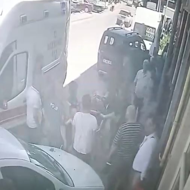 Kaporta ustası tamir etmek istediği otomobilin altında kaldı; o anlar kamer...