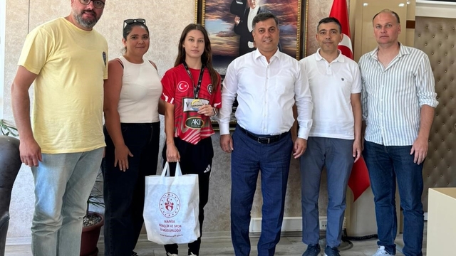 Balkan ikincisi milli sporcu Manisa'da da ödüllendirildi