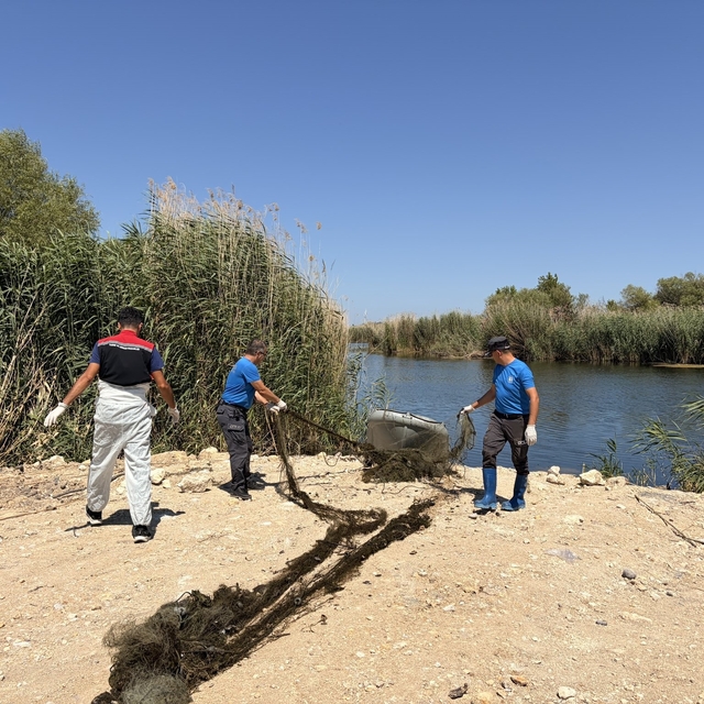 İzmir'de yasa dışı avcılıkla mücadele: 50 metrelik ağ sudan çıkarıldı