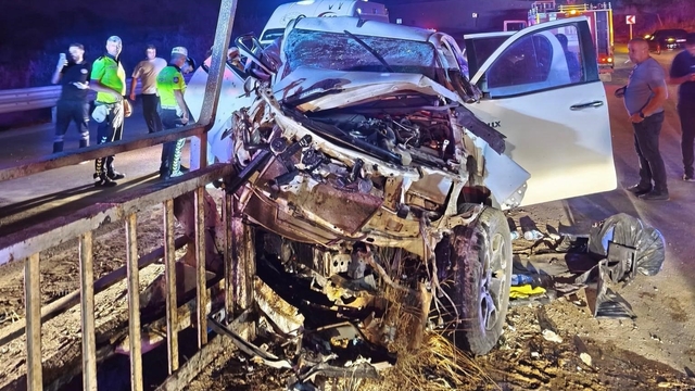 Siirt'te pikap bariyerlere ok gibi saplandı: 2 yaralı
