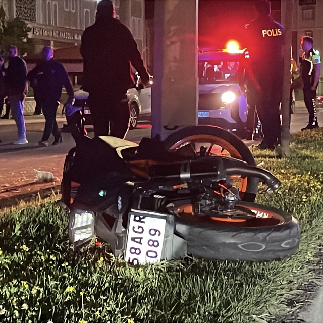 Sivas'ta aydınlatma direğine çarpan motosikletteki 2 kişi yola savruldu: 2...