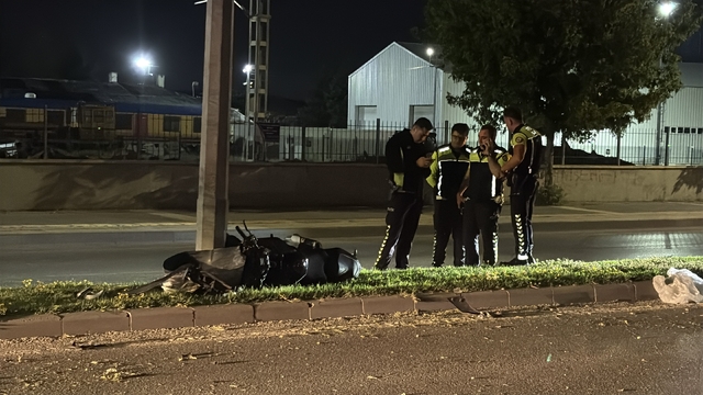 Sivas'ta motosiklet aydınlatma direğine çarptı: 2 yaralı