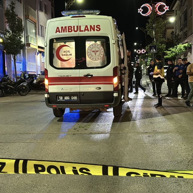 Sivas'ta bıçaklı kavgada 4 kişi yaralandı