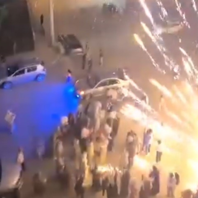 İzmir'de nişan kutlamasında büyük panik: Havai fişek kalabalığın üzerine pa...