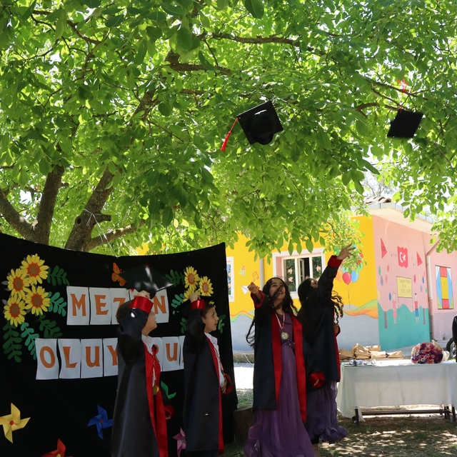 Tek öğretmenli okulun öğrencileri mezuniyet sevinci yaşadı