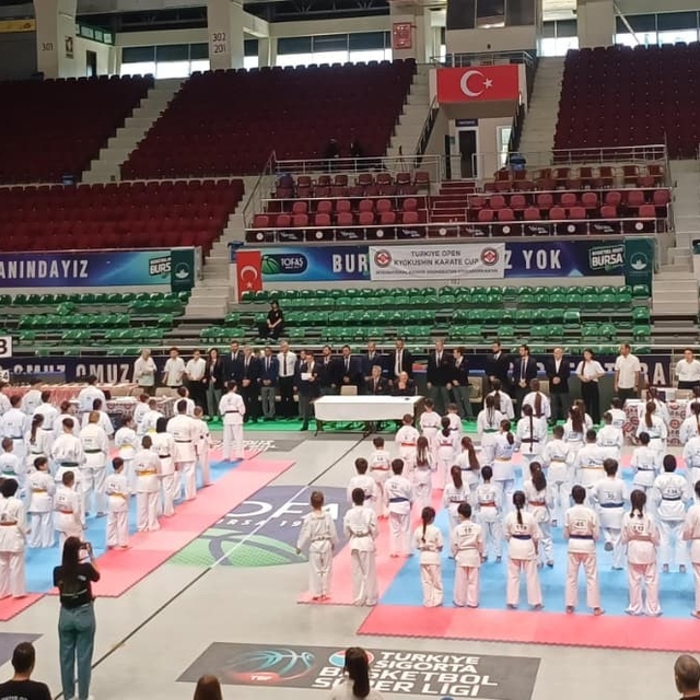 4 ülkeden gelen 180 sporcu, Bursa'daki Kyokushin Kupası'nda buluştu