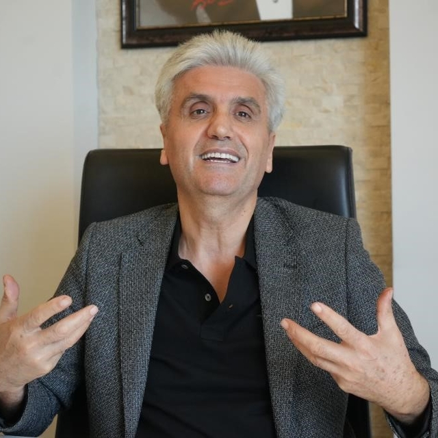 Ünlü estetik cerrah açıkladı: "Kepçe kulak ameliyatında 18 yaş beklenmemeli...