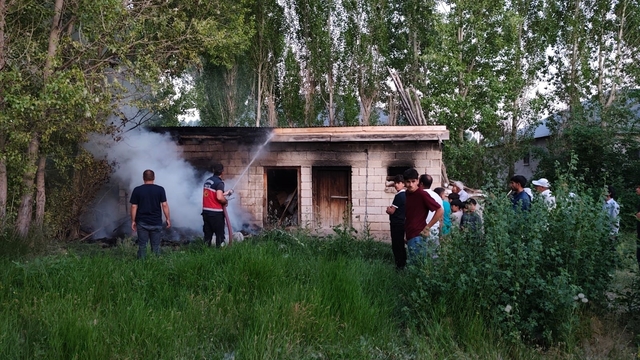 Erciş'te odunluk yangını