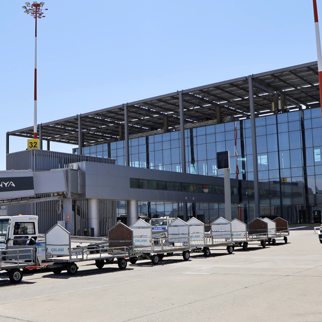 YDA Dalaman Havalimanı elektrik ihtiyacını tamamen çatı GES'ten karşılayara...