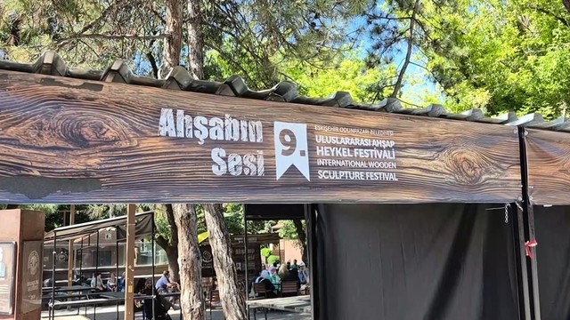 Odunpazarı 9. Uluslararası Ahşap Heykel Festivali beklentilerin gerisinde kaldı
Beklentilerine ulaşamayan tarihi bölgedeki zanaatkarlar, festivalle ilgili tepkilerini dile getirdiler
Necmiye Çulhaöz: "Bu festival maalesef çok verimsizdi"
Serpil Işık: "Biz çok küçük bir meblağ olan stant parasını bile çıkaramadık"