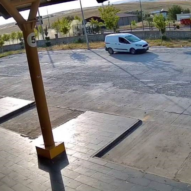 Diyarbakır'da 3 kişinin yaralandığı trafik kazası güvenlik kameralarına yan...