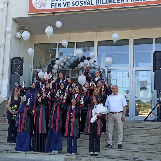 Devrek'te İmam Hatiplilerden mezuniyet sevinci